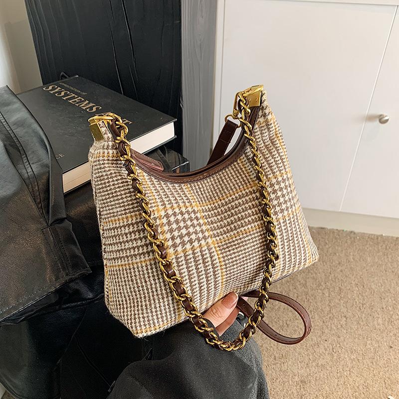 

Модная контрастная полосатая сумка под мышкой клетчатая ретро трендовая шерстяная сумка через плечо 2025 осень новая нишевая сумка