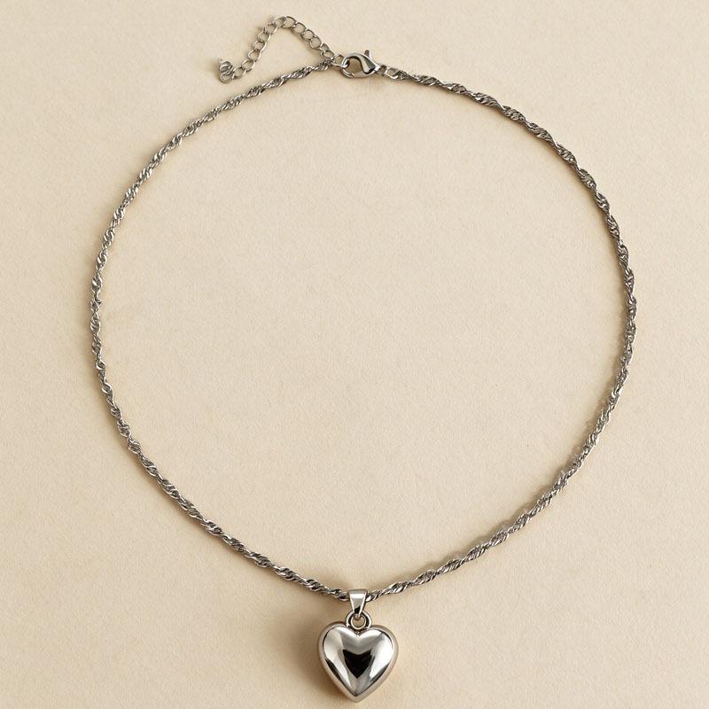 Elegant Heart Pendant Necklace: Simple, Versatile Japanese & Korean-Inspired Clavicle Chain for Women