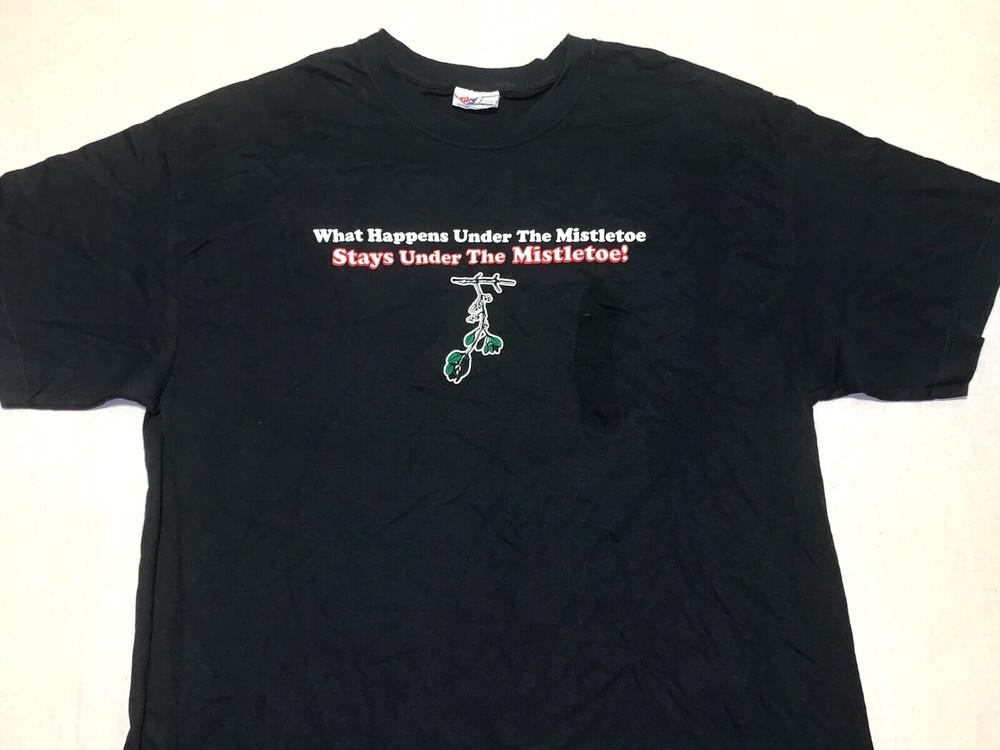 Christmas What Happens Under The Mistletoe Stays Under Mistletoe T-Shirt New! XL Unisex T-Shirt S