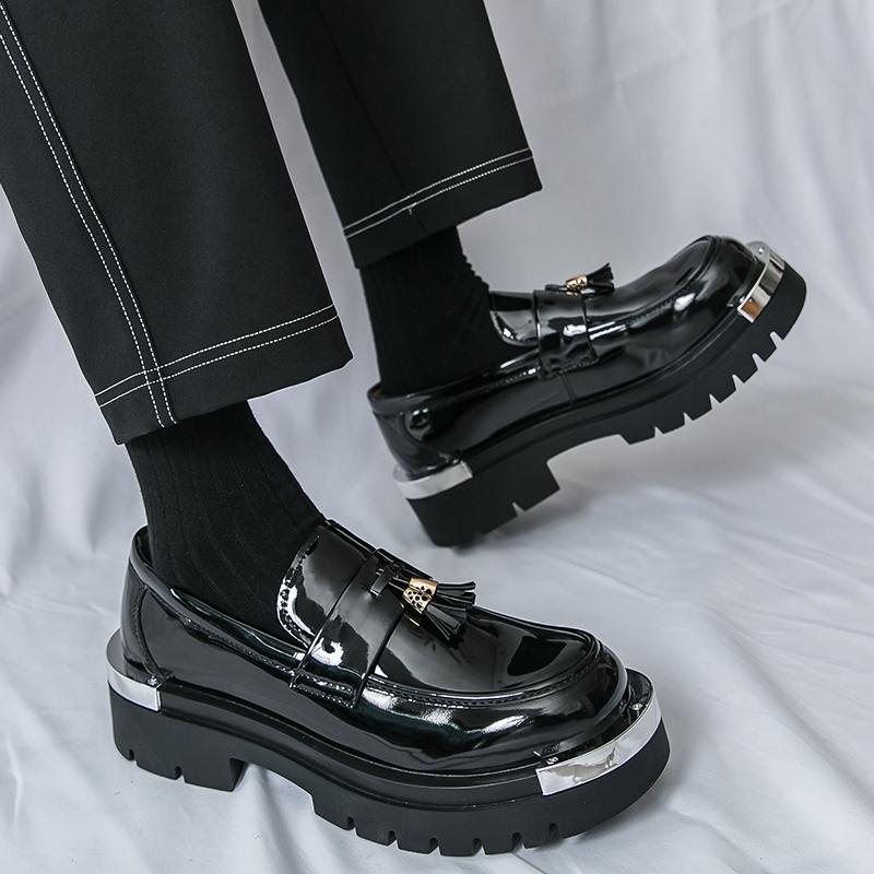 Fashion Classic Men Loafers Black White Men Thick-soled Durable Casual Comfortable Fashionable Fringed Shoes Social Shoes Sizes 38-46