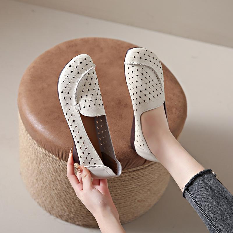 Spring and summer new retro mother single shoes women's soft-soled breathable Doudou shoes women's shallow mouth hollow hole shoes women