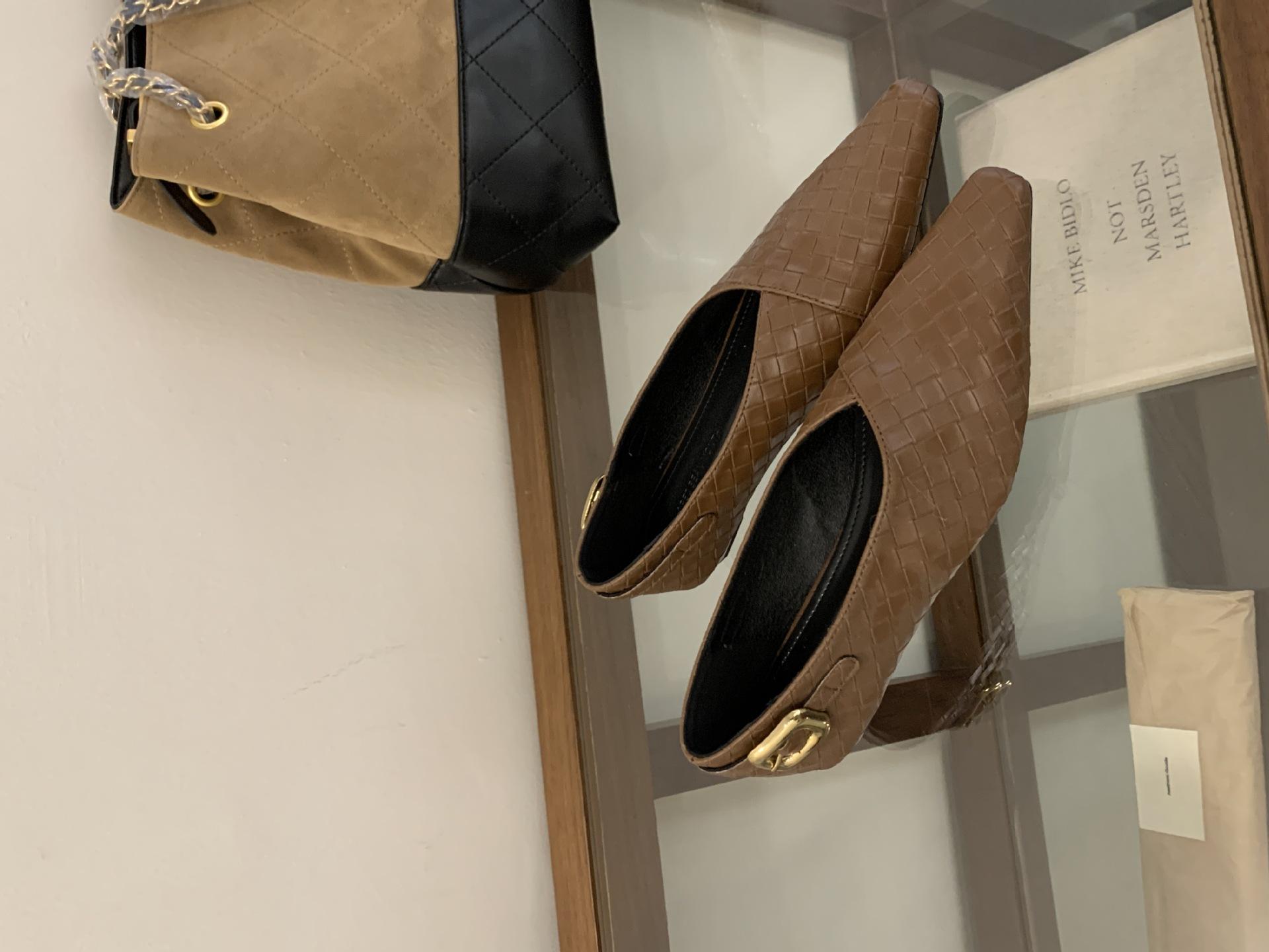 

2025 autumn new four-season single shoes metal buckle plaid woven pointed flat bottom shallow mouth women s shoes flat heel shoes 39 коричневый