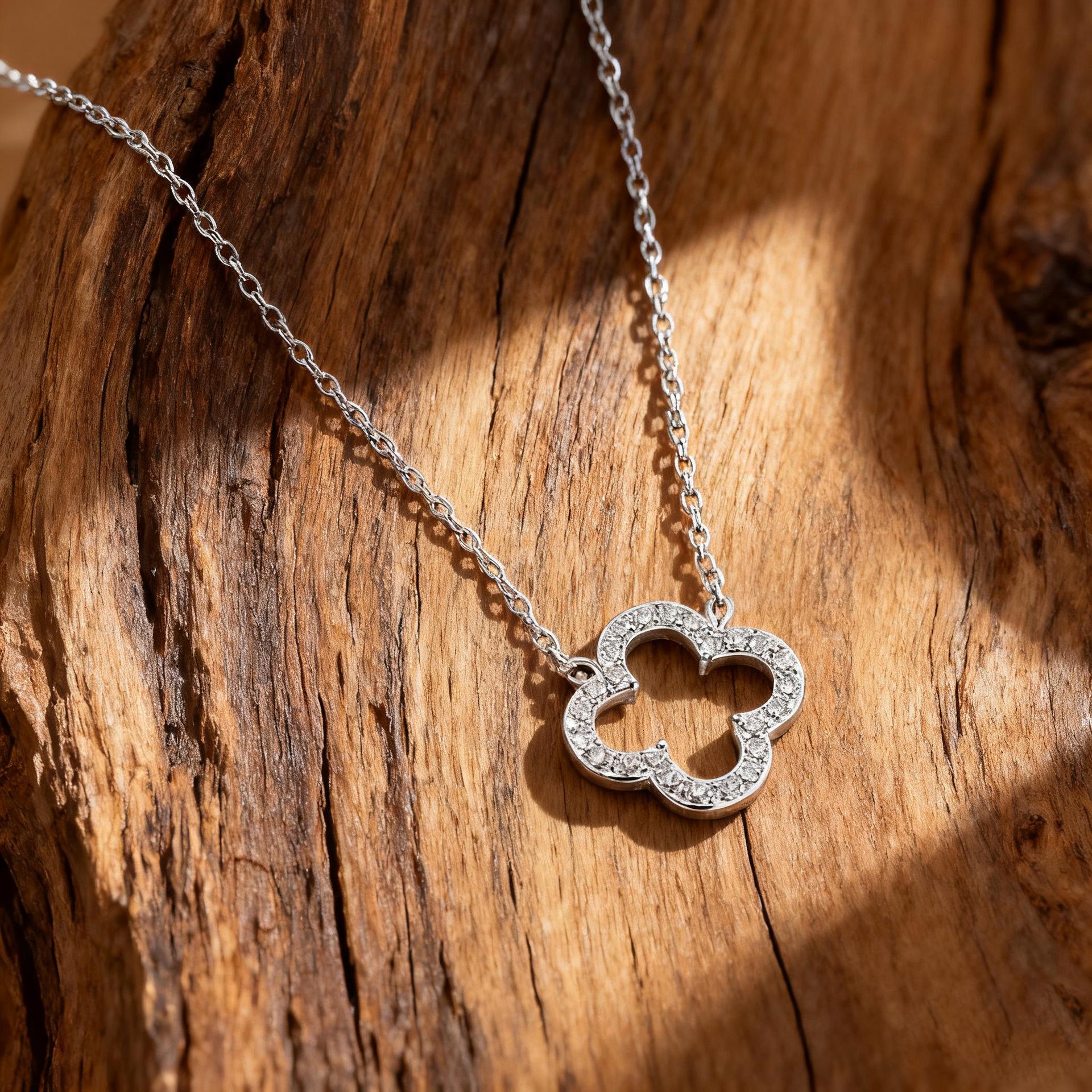 

Позолоченное 14-каратным золотом стерлинговое серебро, ожерелье с подвеской в виде клевера с бриллиантами (Издание 2025 г.)