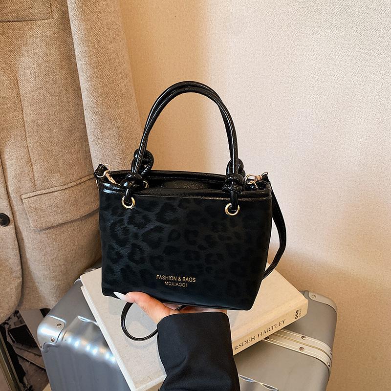 Autumn and winter high-value bags women s early spring new Korean version fashionable retro shoulder handbag bag