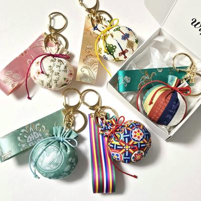 Handgefertigter Schlüsselanhänger mit traditionellem koreanischem Bokjumoni-Muster (5 Designs)