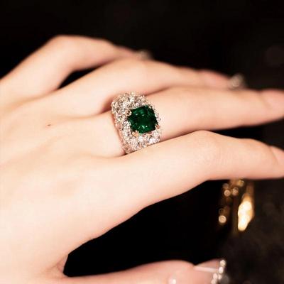 Bague Haut de Gamme en Pierre Précieuse Émeraude 2022: Design de Niche Élégant, Luxueux et Polyvalent pour Femmes