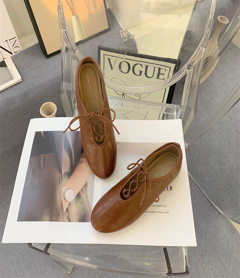 

French retro Mary Jane shoes women s 2025 new small leather shoes thick heel women s shoes cross strap shallow mouth single shoes 40 светло-коричневого