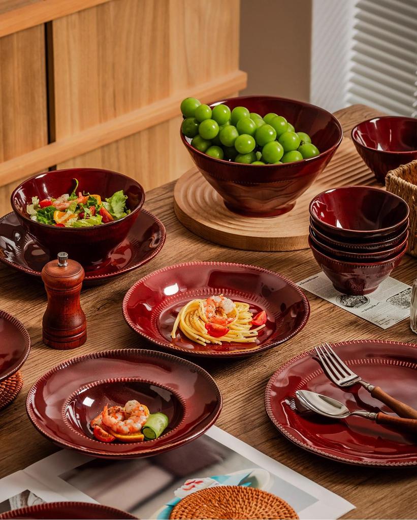 Set di Stoviglie in Ceramica Rossa Cotto in Forno: Ciotole, Piatti e Piatti in Stile Retrò con Decorazioni Sottosmalto per Uso Domestico.