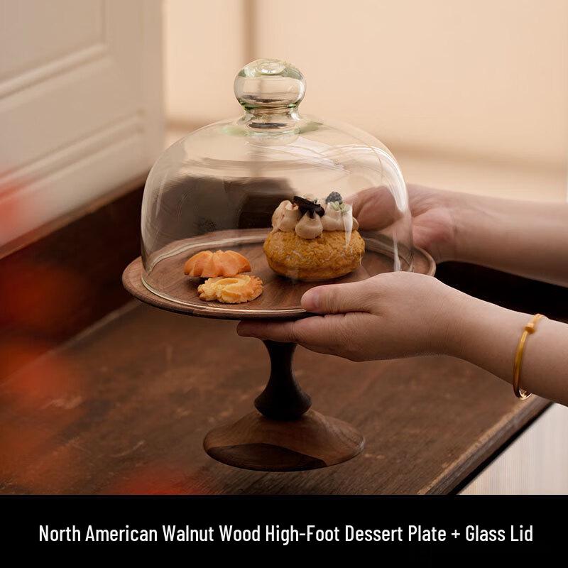 Тортница из североамериканского ореха со стеклянным колпаком