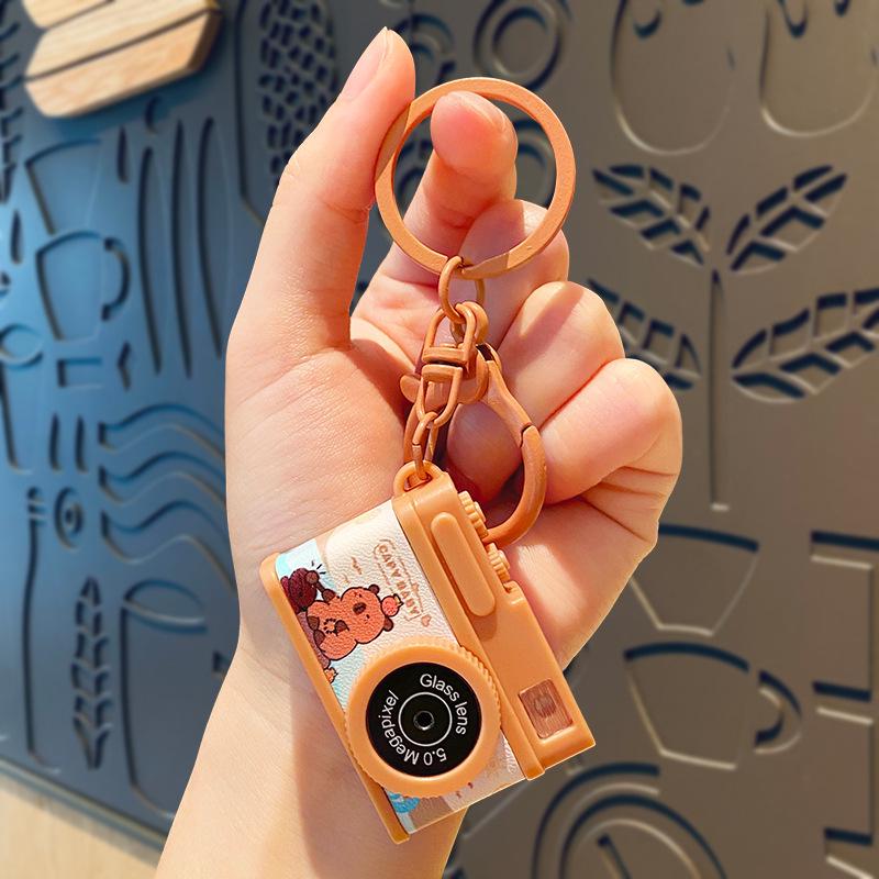 Трендовый брелок-камера с капибарой: Мигающая плюшевая игрушка, брелок для школьного ранца, подарок