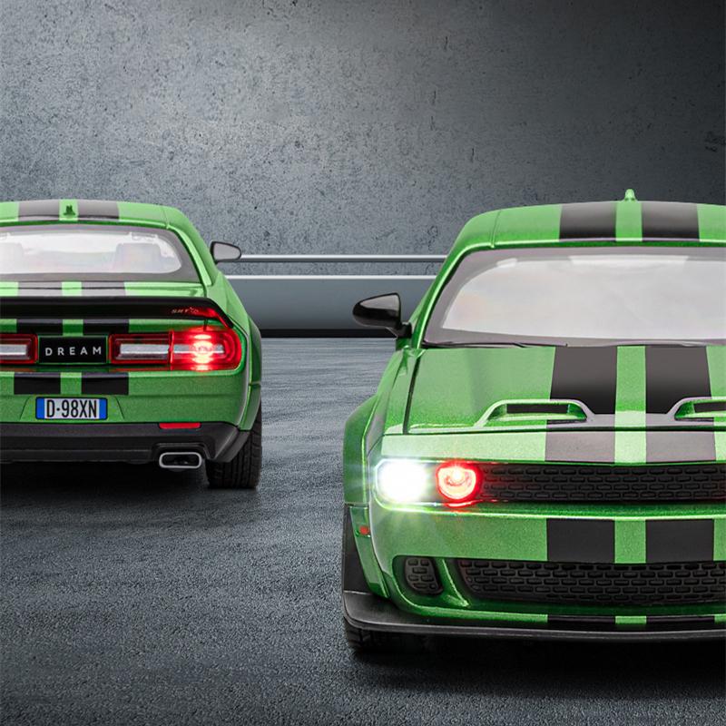1/22 Dodge Challenger SRT Hellcat Alloy Musle Car Model Diecasts Metal Sports Car Vehicles Model Sound Light Childrens Toy Gift