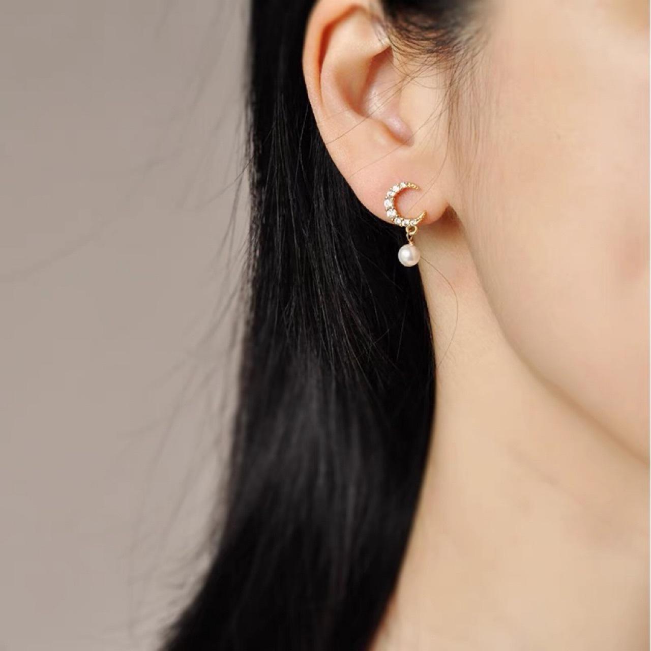 

ins crescent moon exquisite Korean personality simple small earrings with diamond studs natural freshwater pearl versatile temperament earrings sterling silver needle
