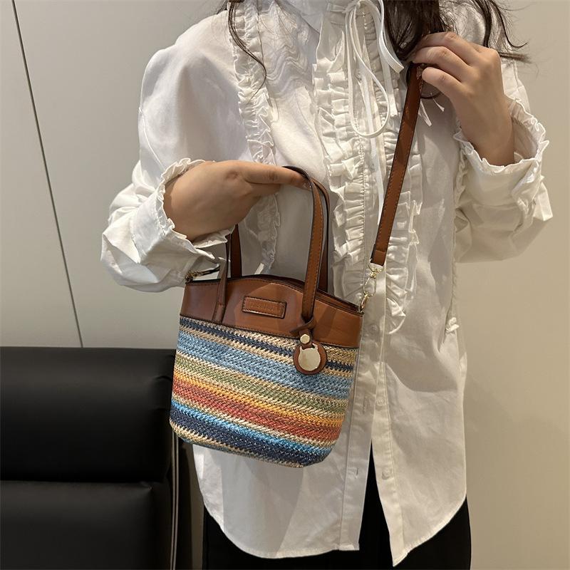 2025 Super Fire Retro Contrasting Color Splicing Woven Hand-held Straw Bag Women's High Sense Summer Messenger Mobile Phone Bag