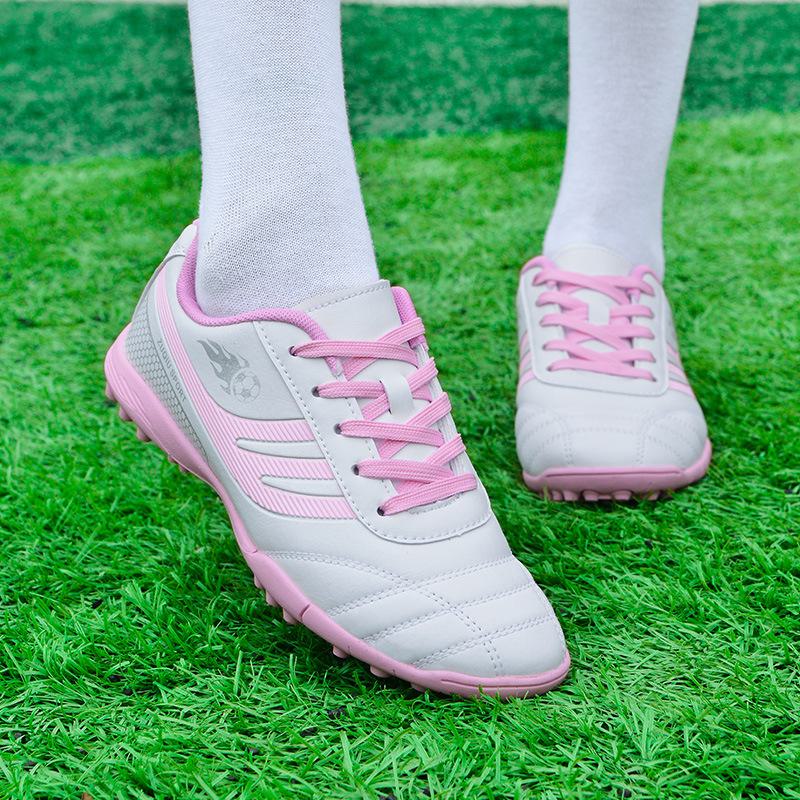 

Детские футбольные бутсы: Корейские шипованные кеды для девочек и мальчиков, дизайн с розовыми шипами для тренировок и матчей. 33
