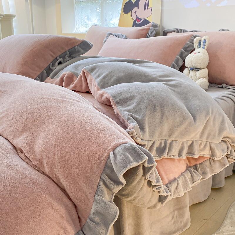 

Комплект из четырех предметов кровати из молочного бархата, зимнее утолщенное покрывало из кораллового бархата, пододеяльник, кружевное фланелевое пододеяльник, плюшевое постельное белье 1.8M(4pcs)