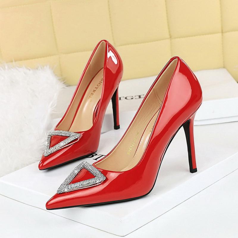 

Fashion American Banquet High Heels Slim Heels Shiny Patent Leather Shallow Mouth Pointed Toe Shining Rhinestone High Heels Single Shoes 34