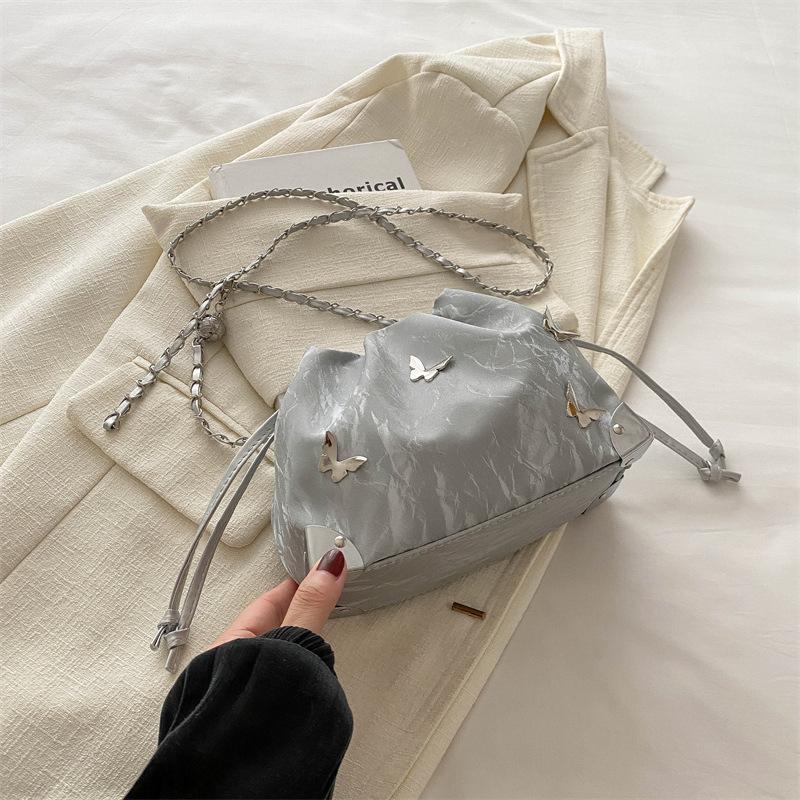 

2025 лето новая сумка в иностранном стиле для отдыха на шнурке большой вместимости на плечо сумка-мессенджер универсальная сумка-ведро с бабочками серебряный