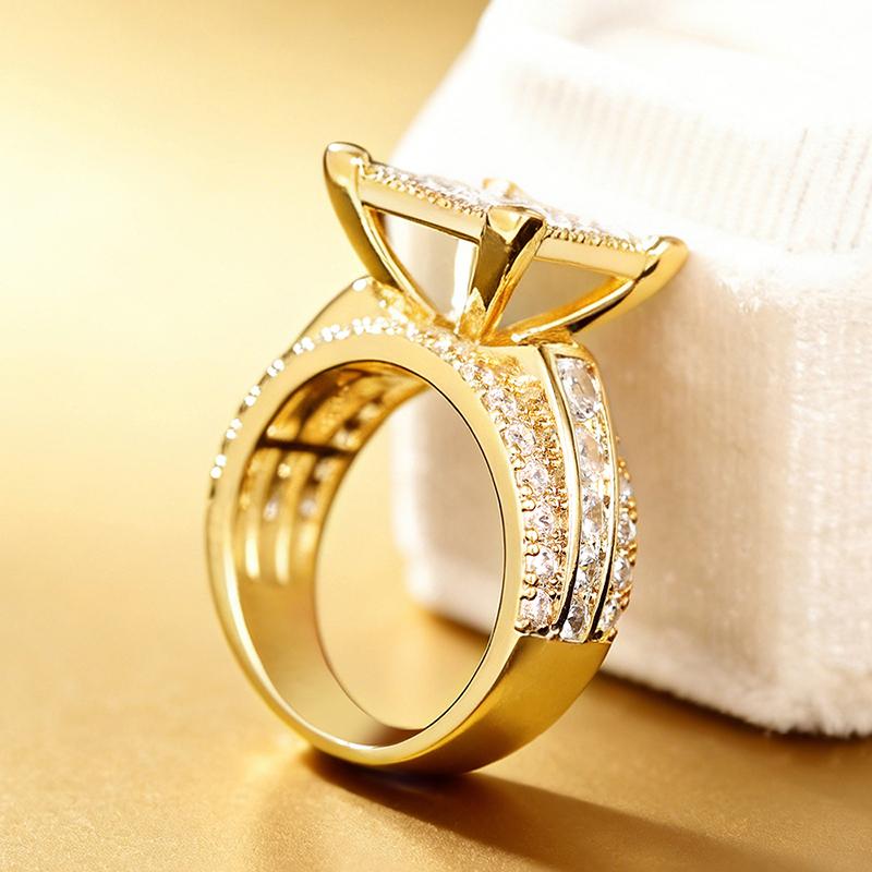 Huitan Exquisite Engagement Rings for Women Bright Gold Color Finger Rings with Shiny CZ Luxury Elegant Graceful Party Jewelry