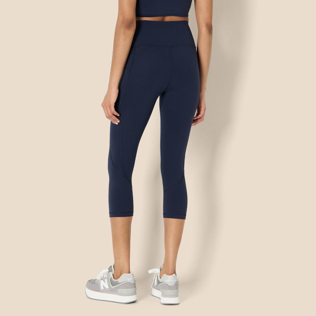 Amazon Essentials Capri Leggings with Super Perfect for and the Size L Women's High-Waisted Pockets, Moisture-Wicking Fabric, Breathable, Cool, Soft,