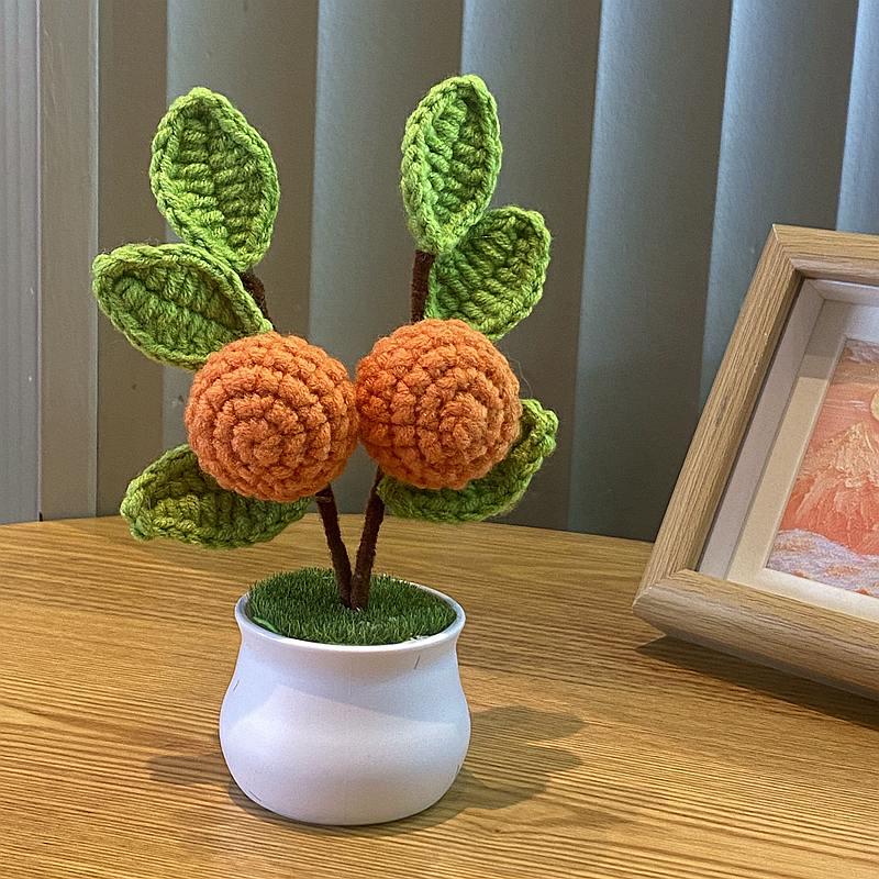 Ručně vyráběná háčkovaná kytice konvalinek a slunečnic