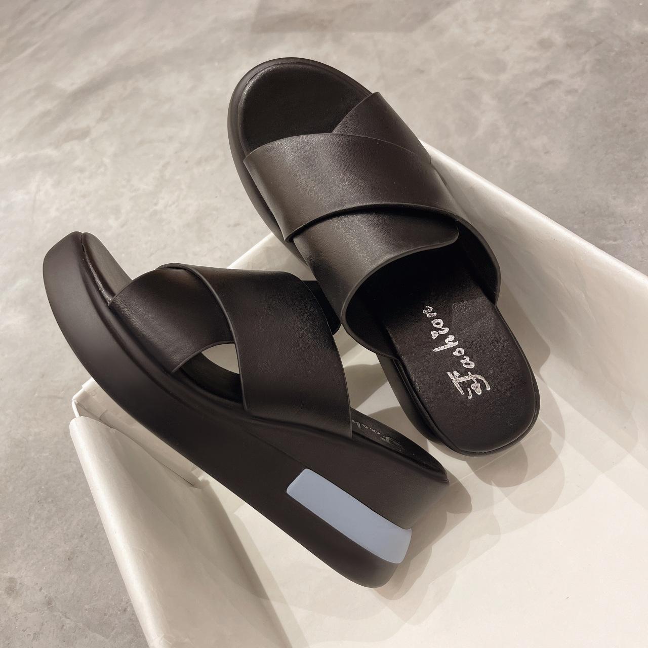 Thick-bottomed slope heel cool slippers New summer one-word slippers 35 чёрный