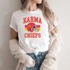 ZX TEE Neues Karma ist der Typ bei den Chiefs Niedliches Eras Tour 2024 Merchandise T-Shirt Travis Kelce Taylor Chiefs Ära Karma Taylor Travis Shirt