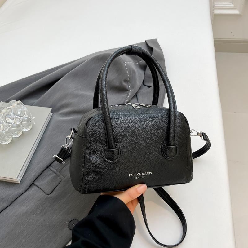 

Niche design portable bowling bag women s 2025 spring new fashion versatile commuter shoulder oblique span bag