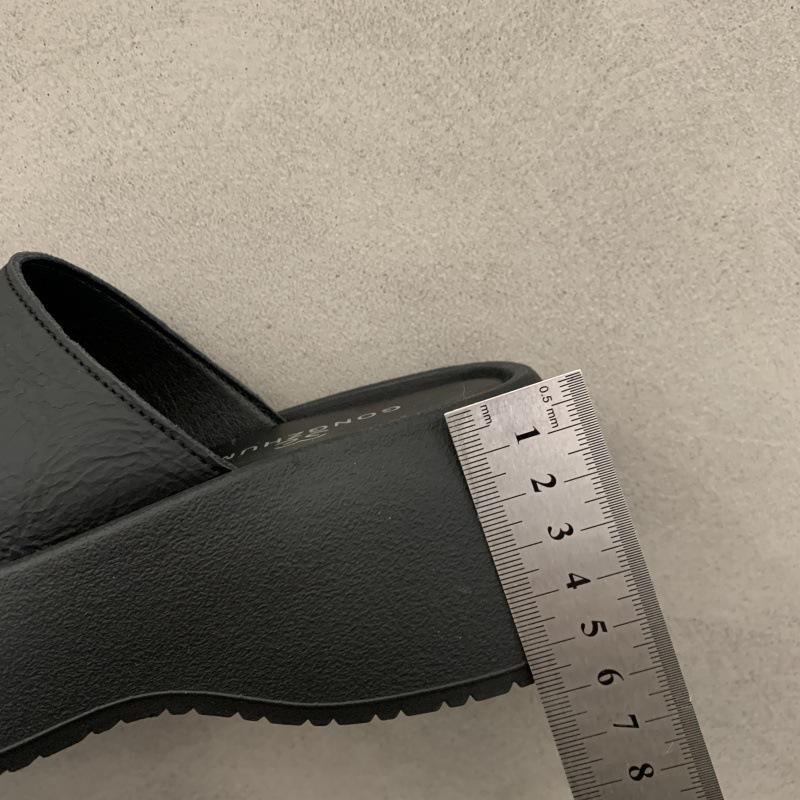 Thick-soled flip-flops women's summer outer wear 2025 new with skirt height-increasing cool slippers seaside vacation beach sandals