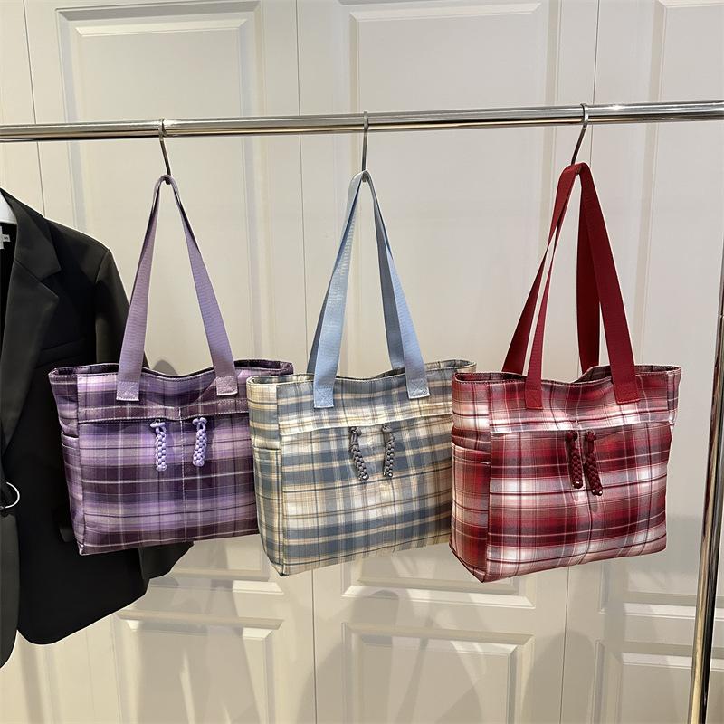 The new fresh and literary plaid is fashionable, simple and large-capacity. Students are casual in class. Portable tote shoulder bag.