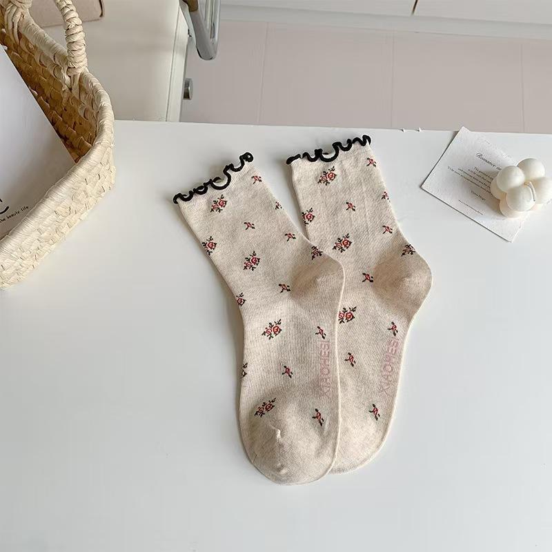 Women's Socks for Spring and Autumn: Retro Bow with Rolled-up Edges, Small Floral Patterns, Black Ear-trimmed Middle Tube, Pile Up Socks
