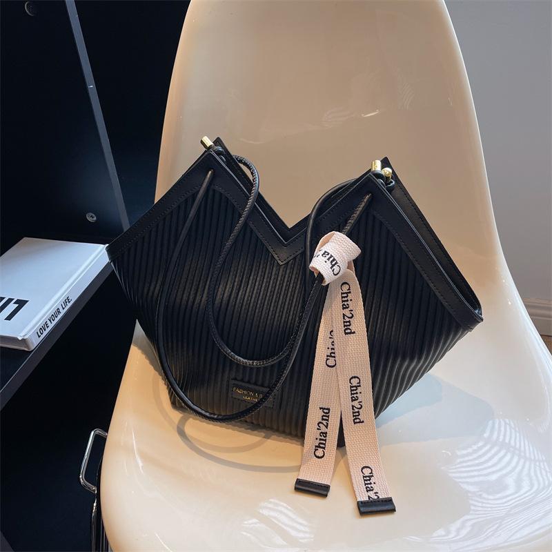 Large-capacity Tote Bag for Commuting, High-end Style, Single Shoulder Bag, Casual Heart-shaped Underarm Bag