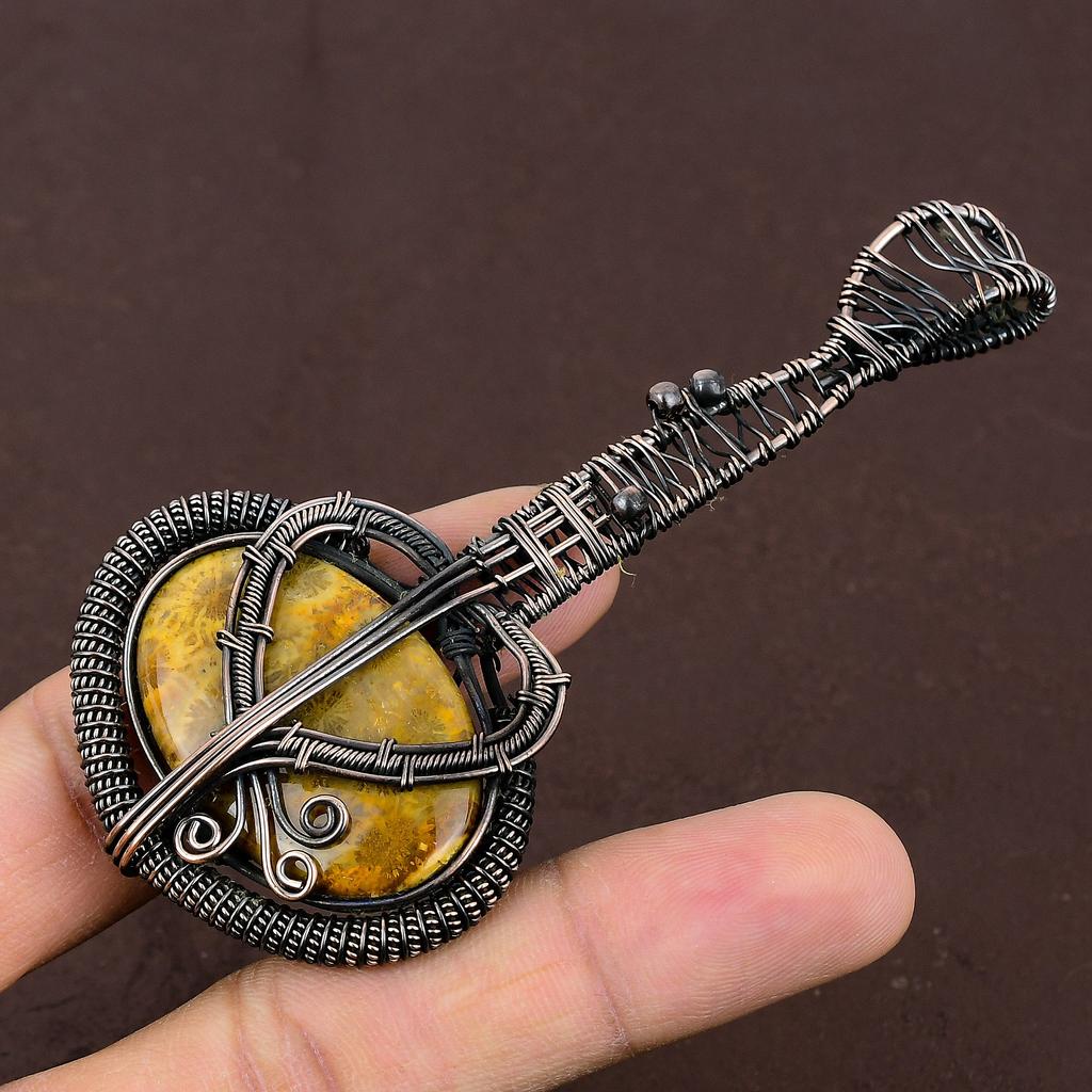 Fossile Koralle Handgefertigter Kupferdraht Wickel Gitarrenanhänger 3,1" K2n93