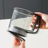 Handlicher Mehl-Sieb Transparenter Lebensmittel-Kunststoff Manuelles Mehl-Sieb Doppelschichtige Messbecher Mehl-Sieb zum Backen Puderzucker Kakao Matcha
