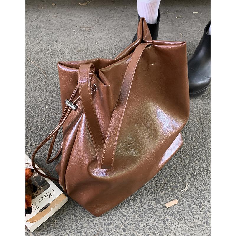 

Versatile ins simple large-capacity bag women s 2025 new fashion retro tote bag casual shoulder commuter bag коричневий