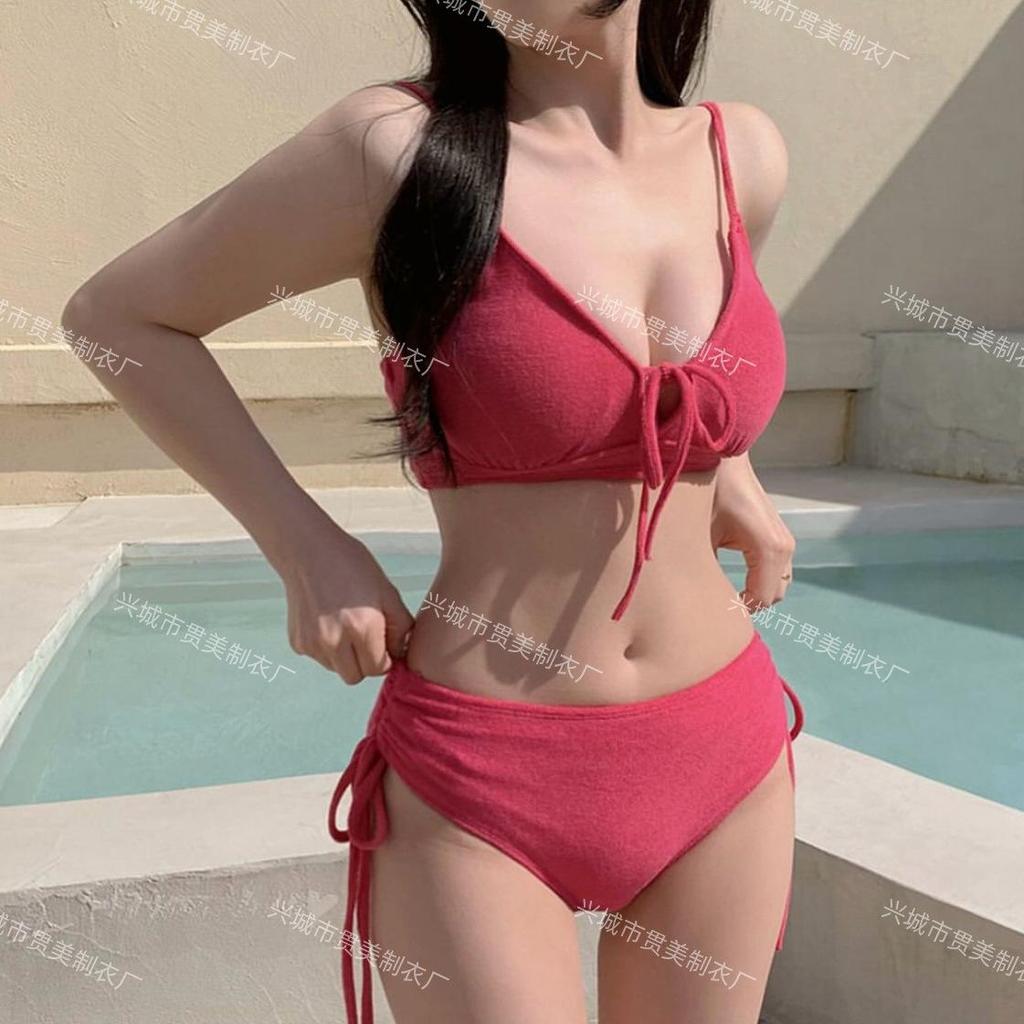 Trendiger Candy-Color-Split-Bikini: Hochtaillierter, schlankmachender Badeanzug für Damen.
