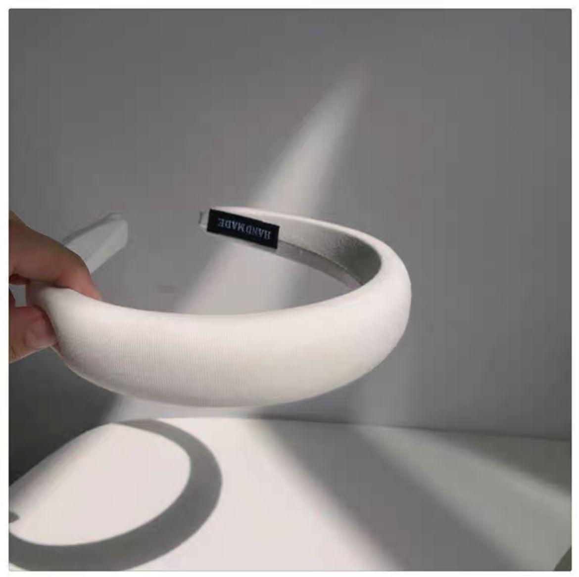 

Корейская повязка на голову из губки с широкими полями карамельного цвета для женщин — тренд 2022 года белый