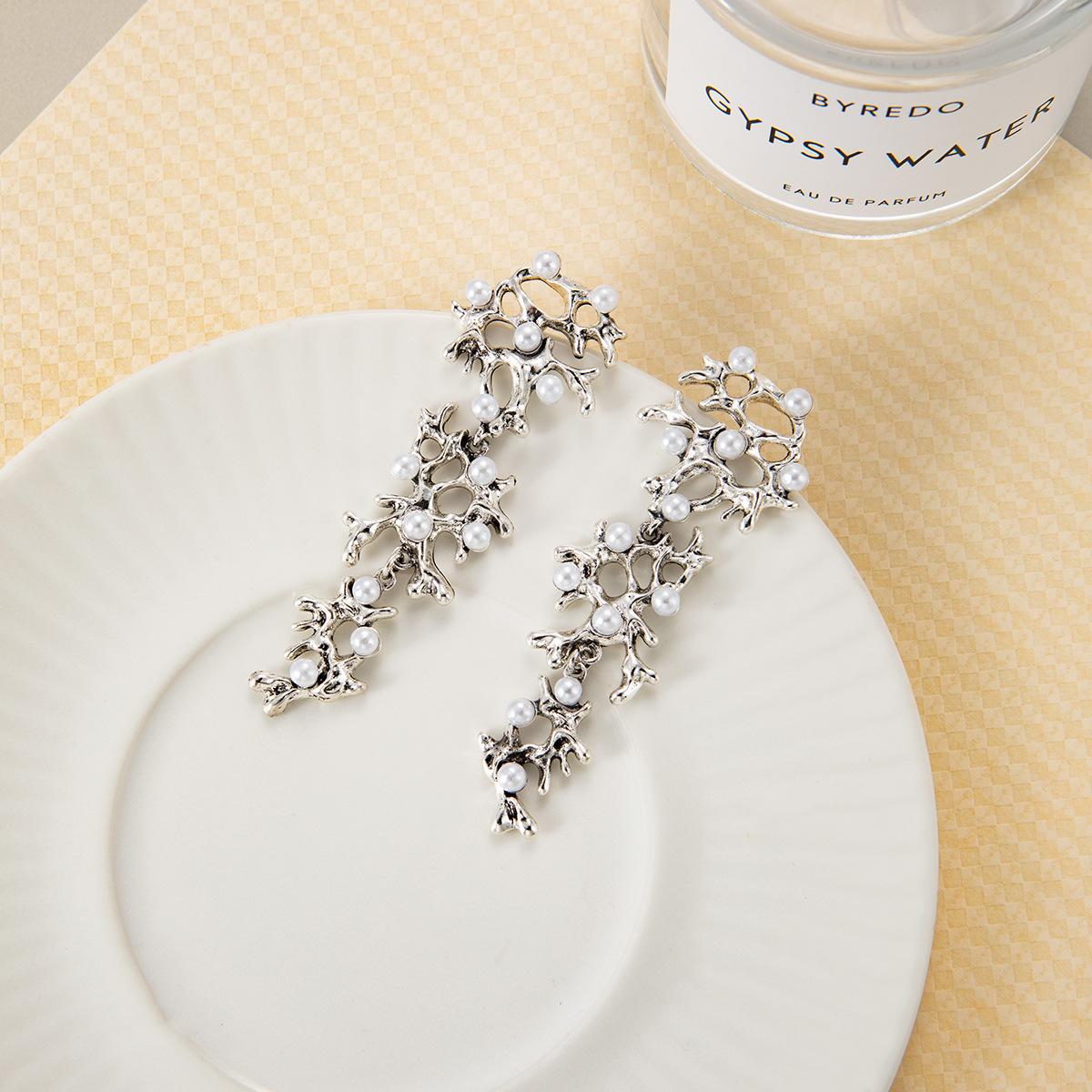 

Перебільшені та Елегантні Металеві Сережки Довгі Неправильної Форми Прикраси для Вух з Передовим Відчуттям срібний