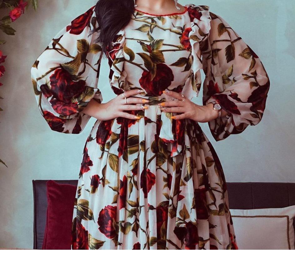 AB032 Mittelöstliches Böhmisches Rosenmuster Rüschenkleid