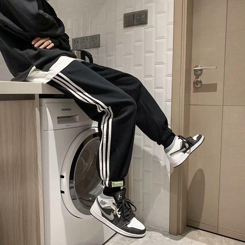 2022 Primavera y Otoño Nuevo Hong Kong Estilo Pantalón Casual de tres  barras Pantalones Deportivos para Hombres Estilo Universitario Ins  Tendencia Pantalones de Pierna Suelta Pantalón comprar a buen precio —  entrega