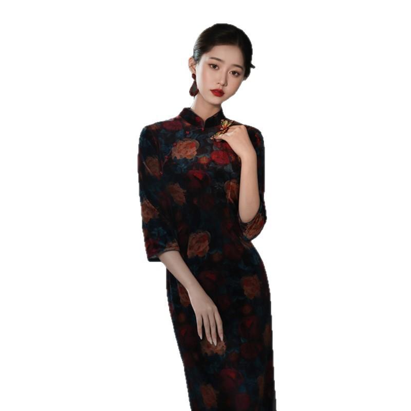 Cheongsam lungo di velluto a maniche medie stile Repubblica di Cina retrò autunno nuovo vecchio Shanghai cinese di mezza età e anziani taglia grande cheongsam