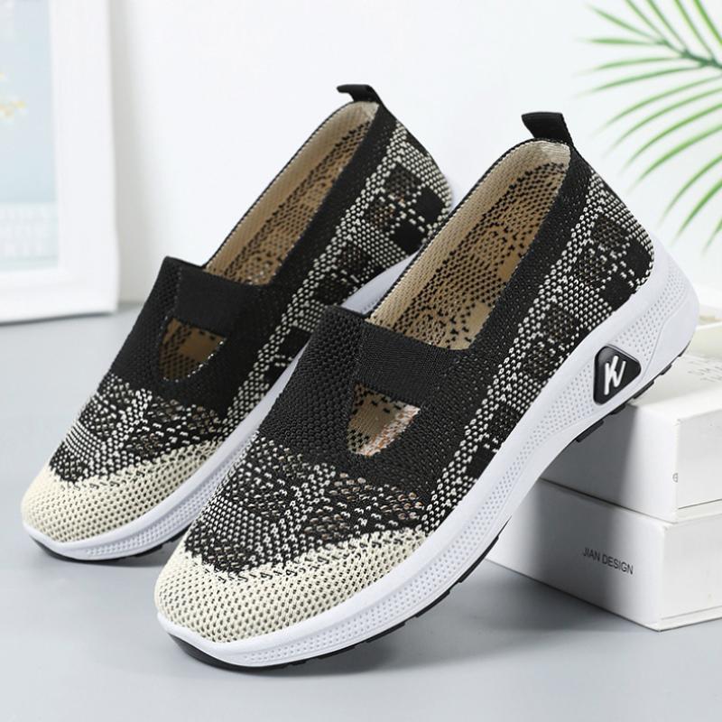 Summer breathable and comfortable single shoes, old Beijing cloth shoes, one step on mother's shoes