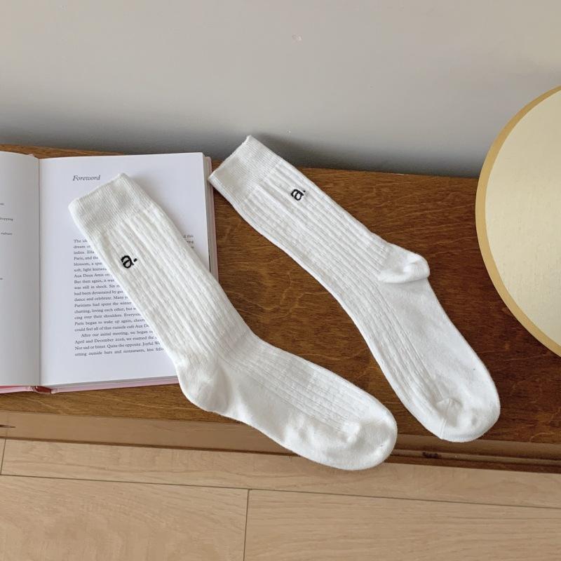

English A-Letter Embroidery Vertical Tube Socks Niche Versatile Niche Design Stacking Socks one size fits all чистий білий колір
