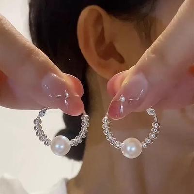 Zayıflatıcı Etki İçin 925 Gümüş İğneli Zarif İnci ve Gümüş Halkalı Küpeler