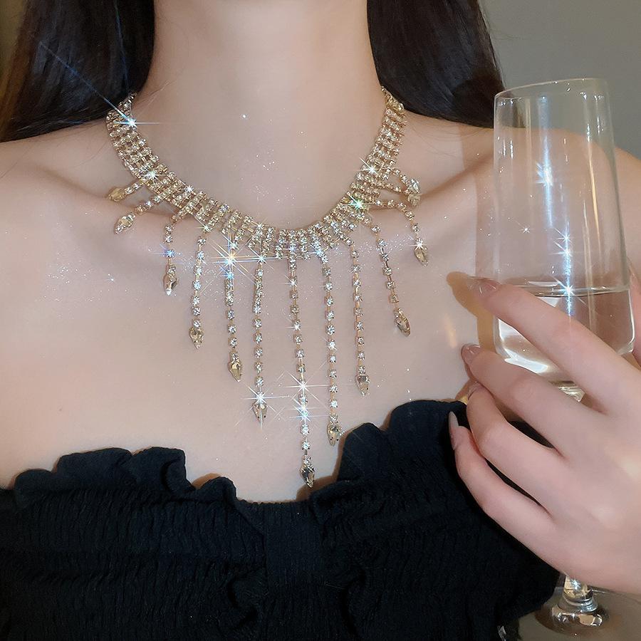 Exquisite Rhinestone Water Drop Tassel Necklace - High-End Retro Court Style Clavicle Chain.