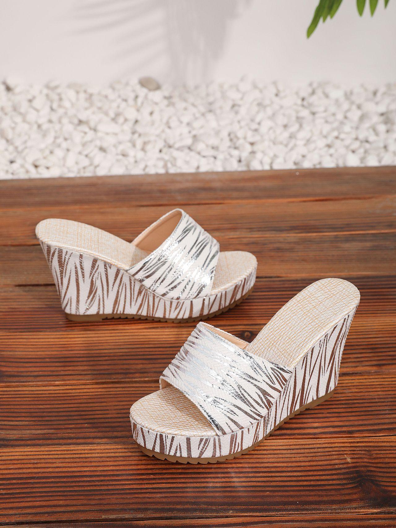 

Slope heel European and American large size cool slippers women s 2025 new fashion outer wear wicker color matching muffin thick-soled slippers 42 серебряный