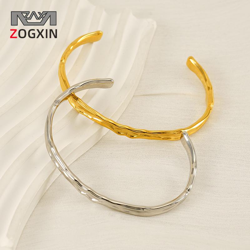 

Women s Minimalist Hammered Texture 18K Gold-Plated Titanium Steel Bracelet 18K