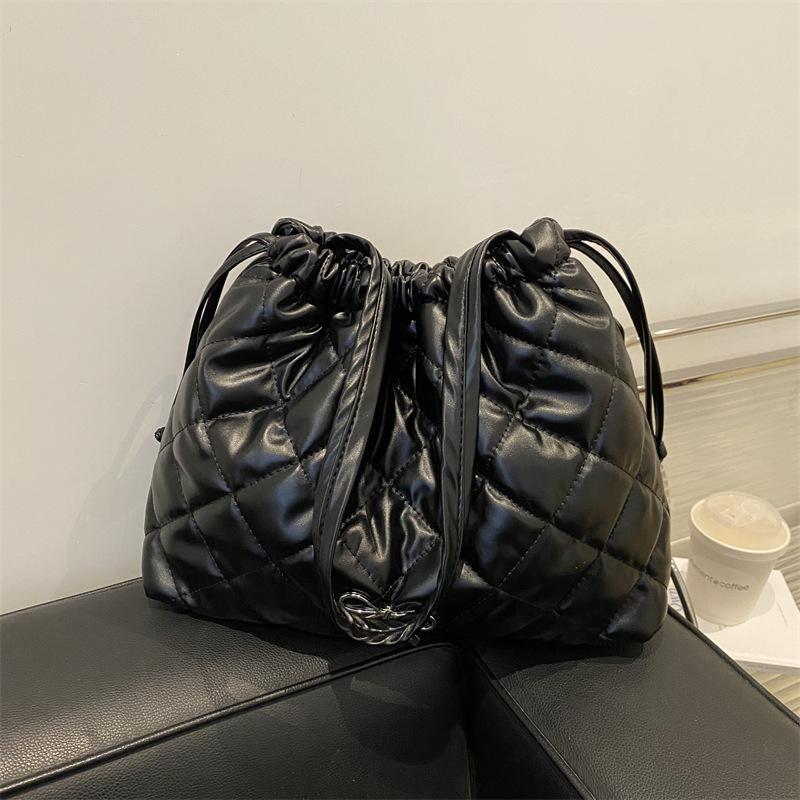 Large-capacity soft-faced rhombus strap messenger tote bag 2025 autumn and winter new short-distance travel portable shoulder bag women