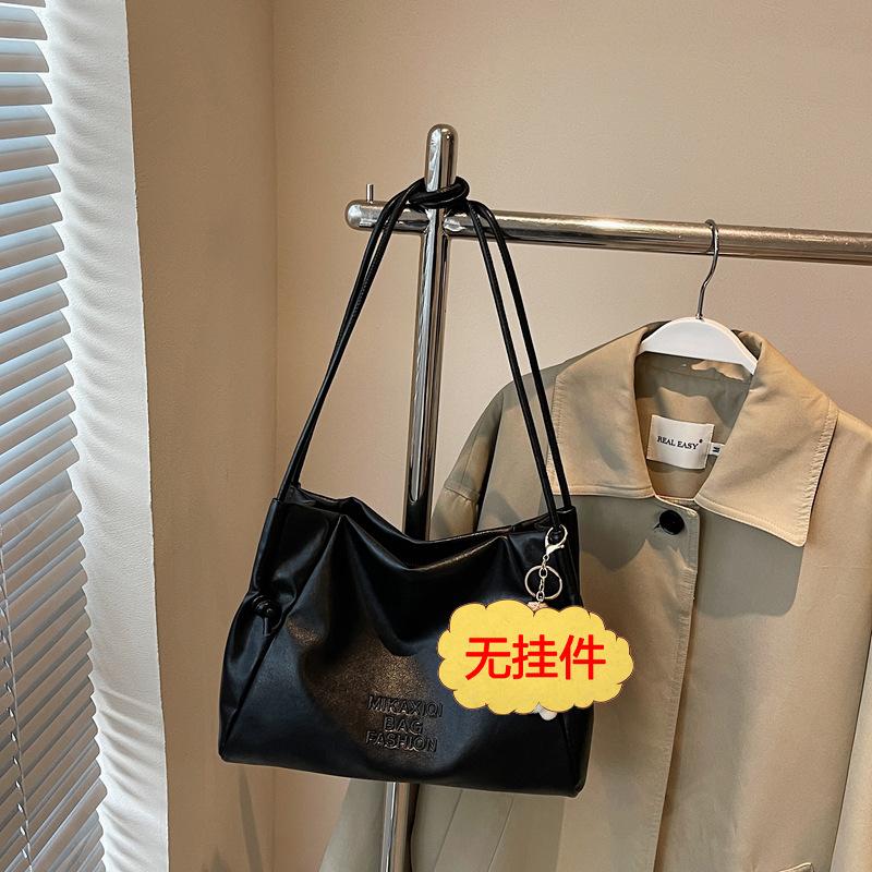 Женская сумка-тоут 2025 новая простая и удобная наплечная сумка весенняя нишевая сумка под мышкой большой вместимости No specification