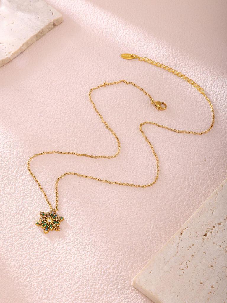 Mi Duoduo Christmas Zircon Snowflake Pendant Necklace - Titanium Steel, Non-Fading Jewelry for Women.