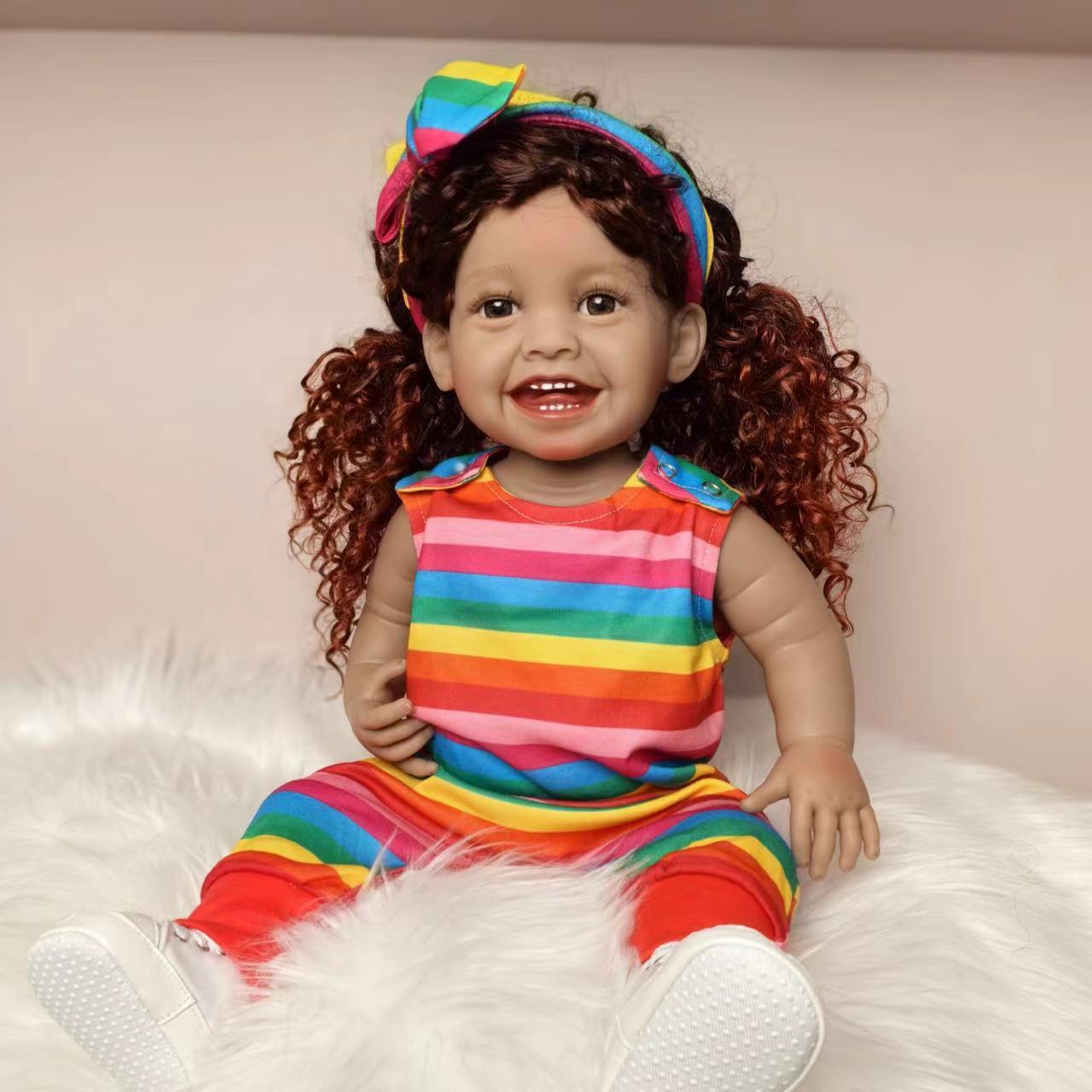 

KEIUMI Улыбающаяся кукла-младенец Reborn Girl с черной кожей, реалистичная, 55 см, полное тело, силиконовая виниловая кукла-новорожденная с кудрями, рождественские подарки 22 inch about 55 cm